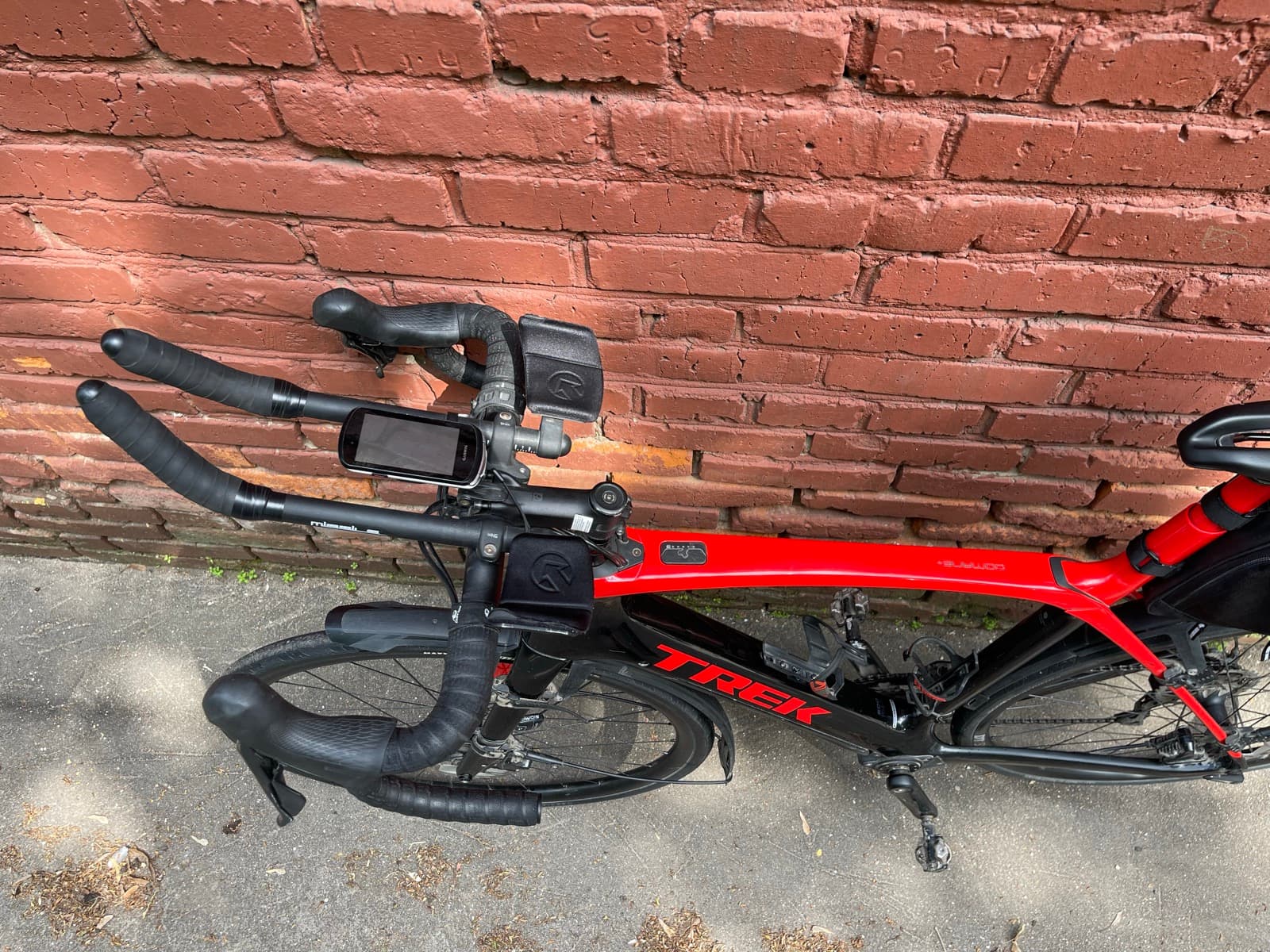 Trek Domane+ — руль сбоку